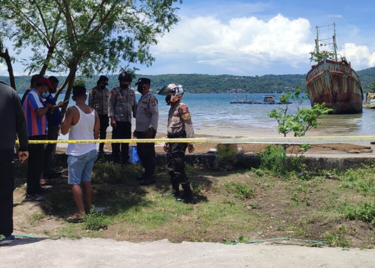 Aparat Kepolisian tampak memagari lokasi penemuan mayat menggunakan garis polisi di Talud Pantai Desa Latta, Kecamatan Baguala, Kota Ambon, Kamis (11/11/2021). (Foto: Humas Polresta Ambon)