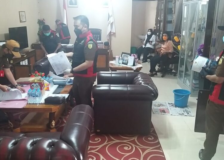 Tim penyidik dari Kejati Maluku tampak menggeledah salah satu ruangan di Kantor Setda Kabupaten Seram Bagian Barat di Piru, Kamis (11/11/2021). (Foto: Humas Kejati Maluku)