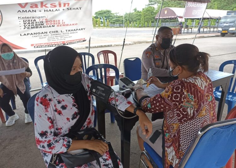 Seorang warga tampak menjalani pemeriksaan tekanan darah sebelum disuntik vaksin covid-19 di Gerai Vaksinasi Presisi Polda Maluku, Lapangan Letkol CHR Tahapary, Kota Ambon, Rabu (17/11/2021). (Foto: Husen Toisuta)