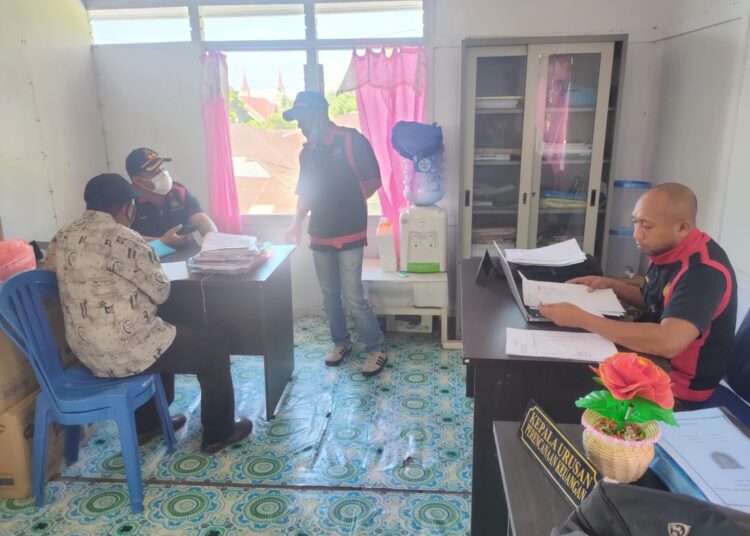 Tim penyidik dari Kejaksaan Negeri Ambon Cabang Saparua tampak melakukan penggeledahan salah satu ruangan di kantor Negeri Haria, Kecamatan Saparua, Kabupaten Maluku Tengah, Jumat (19/11/2021). (Foto: Istimewa)