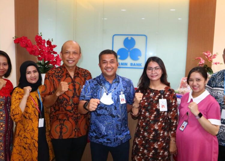 Regional Manager Panin Bank Indonesia Bagian Timur, Andi Hudli Huduri (tengah) bersama KCU Panin Bank Ambon (tiga dari kiri) usai meresmikan Kantor
Kantor Cabang Pembantu (KCP) Mardika Kota Ambon, Jumat (26/11/2021). FOTO : PANIN BANK