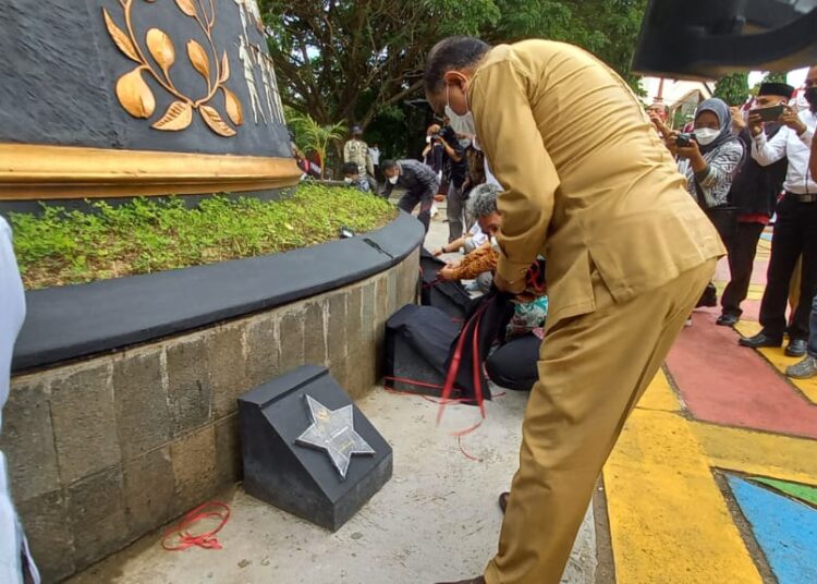 Wali Kota Ambon tampak membuka selubung prasasti bintang tertulis Pahlawan Nasional asal Maluku, Mr. J. Latuharhary di Taman Pattimura, Kota Ambon, Senin (29/11/2021). (Foto: Husen Toisuta)