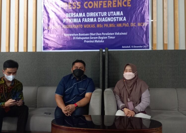 Direktur Utama PT Kimia Farma Diagnostika, drg. Ardhy Nugrahanto Wokas (tengah), saat memberikan keterangan pers di Ambon, Rabu (14/12/2021). (Foto: Husen Toisuta)
