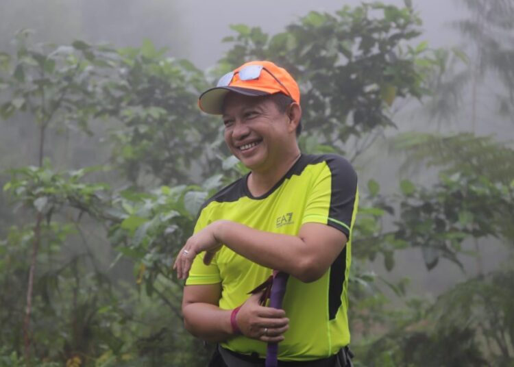 Dok: Menteri Dalam Negeri RI, M. Tito Karnavian, saat melakukan hiking di Gunung Siwang, Kota Ambon, Jumat (24/7/2020).