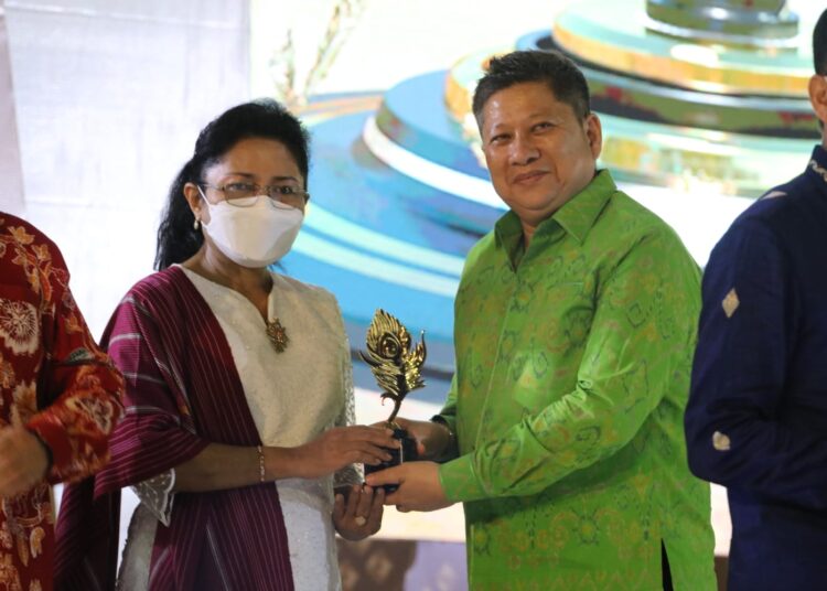 Asisten III Administrasi Umum, Rulien Evrien Purmiasa, tampak menerima penghargaan API 2021 dari Nofly, Direktur Merk dan Indikasi Geografis Kementerian Hukum dan HAM. Pemberian penghargaan berlangsung di Stable Berkuda Sekayu, Kabupaten Musi Banyuasin, Provinsi Sumatera Selatan, Selasa (30/11/2021). (Foto: Humas Pemkot Ambon)