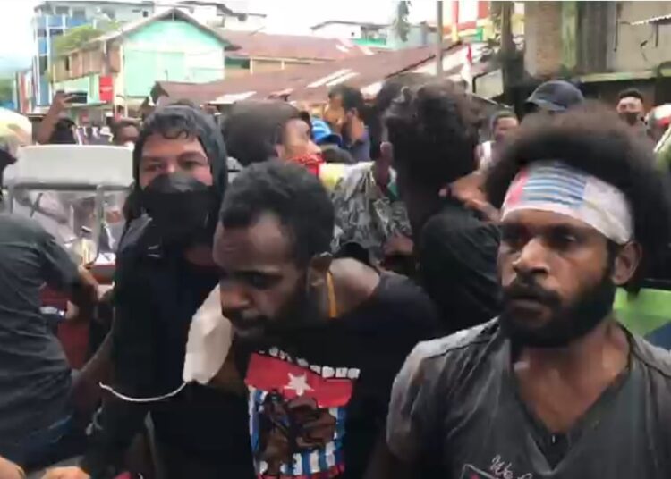 Sejumlah mahasiswa Papua, yang menggelar aksi unjuk rasa peringatan 60 tahun deklarasi kemerdekaan West Papua di Kota Ambon tampak berjalan pulang setelah dibubarkan polisi, Rabu (1/12/2021). (Foto: Husen Toisuta)
