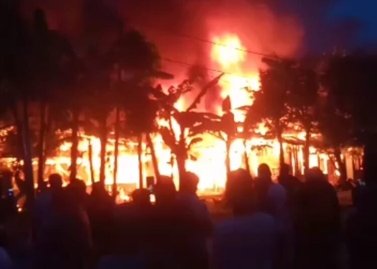 Rumah warga di Apui, RT 06 Kelurahan Ampera, Kecamatan Kota Masohi, Kabupaten Maluku Tengah, terbakar, Rabu (1/12/2021) sekitar pukul 18.30 WIT. (Foto: Tangkapan Layar)