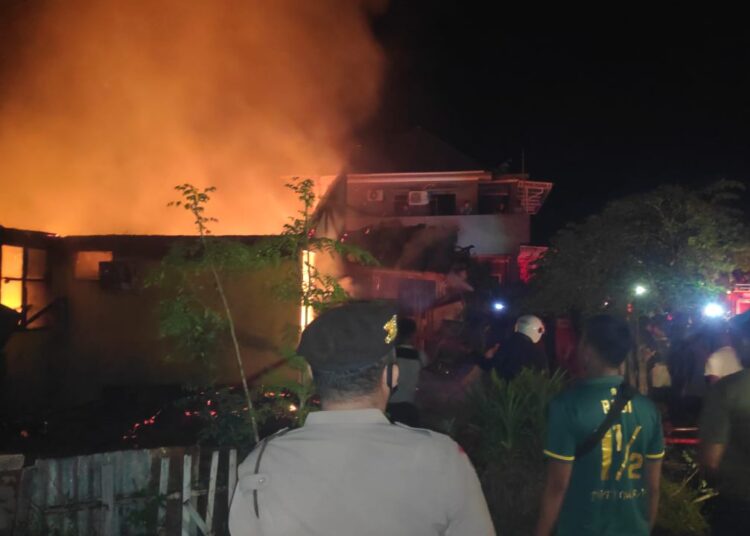 Dua unit rumah di BTN Wayame, Kecamatan Teluk Ambon, tampak terbakar pada Rabu (1/12/2021). (Foto: Humas Polresta Ambon)