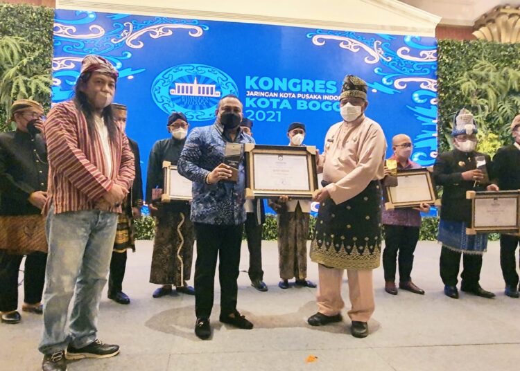 Kadis Pariwisata dan Kebudayaan Ambon, Rico Hayat (Kiri) tampak menerima piagam penghargaan JKPI di Puri Begawan Kota Bogor, Jawa Barat, Jumat (3/12/2021). (Foto: Humas Pemkot Ambon)