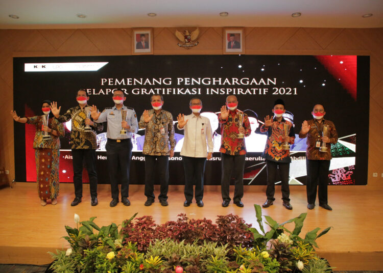 Wakil Ketua KPK Alexander Marwata (tengah) bersama para penerima penghargaan Pengendalian Gratifikasi 2021, di Auditorium Pusat Edukasi Antikorupsi KPK, Jakarta, Senin (6/12/2021). (Foto: Humas KPK)