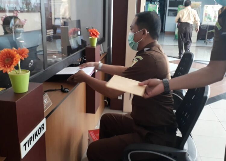 JPU Kejati Maluku Achmad Attamimi, tampak menyerahkan berkas perkara korupsi di Pengadilan Tipikor  pada Pengadilan Negeri Ambon, Selasa (7/12/2021). (Foto: Humas Kejati Maluku)