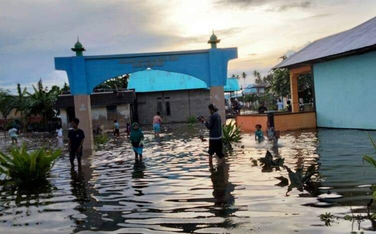 Sejumlah rumah warga di salah satu desa yang berada di Kabupaten Kepulauan Aru, tergenang air akibat terjadinya banjir rob. (Foto: Istimewa)