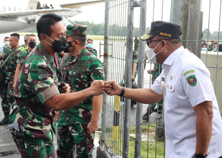 Panglima TNI Jenderal Andika Perkasa (kiri) tampak bersalaman dengan Gubernur Maluku di depan ruang transit VVIP Bandara Pattimura, Kota Ambon, Rabu (8/12/2021). (Foto: Humas Pemprov Maluku)