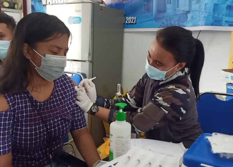 Seorang warga di Ambon tampak disuntik vaksin covid-19 di Posko Vaksinasi Lantamal IX, Rumkital dr. FX Suhardjo  Ambon, Senin (13/12/2021). (Foto: Dispenal IX Ambon)