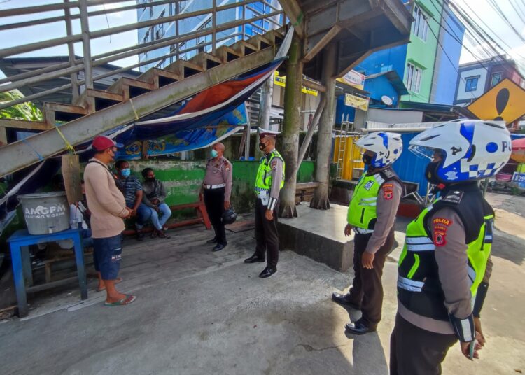 Polisi Lalu Lintas Polda Maluku tampak sedang memberikan sosialisasi kepada para tukang ojek terkait aturan lalu lintas di Kota Ambon, Selasa (14/12/2021). (Foto: Humas Polda Maluku)