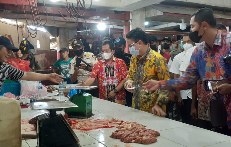 Wakil Menteri Perdagangan RI Jerry Sambuaga tampak sedang membeli daging di Pasar Tradisional Mardika, Kota Ambon, Maluku, Kamis (16/12/2021). (Foto: Husen Toisuta)