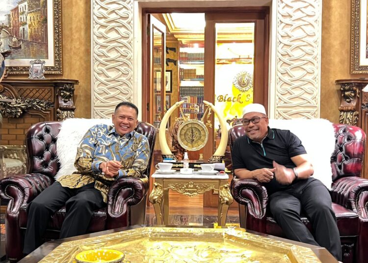 Ketua MPR RI Bamsoet Soesatyo (kiri) tampak menerima kunjungan Gubernur Maluku Murad Ismail, di Jakarta, Kamis (16/12/2021). (Foto: Humas Pemprov Maluku)