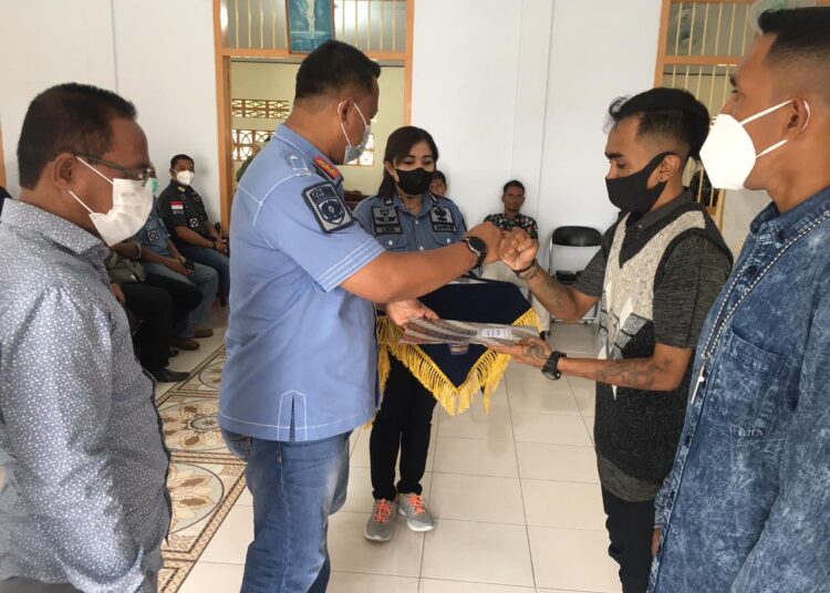 Kepala Lapas Kelas IIA Ambon, Saiful Sahri, tampak menyerahkan remisi Natal kepada seorang narapidana di Kantor Lapas Kelas II Ambon, Waiheru, Kota Ambon, Sabtu (25/12/2021). (Foto: Istimewa)