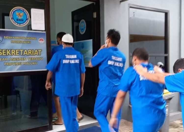 Sejumlah tersangka narkotika saat digelandang menuju ruang tahanan Markas BNNP Maluku, di Kota Ambon, Senin (27/12/2021). (Foto: Husen Toisuta)