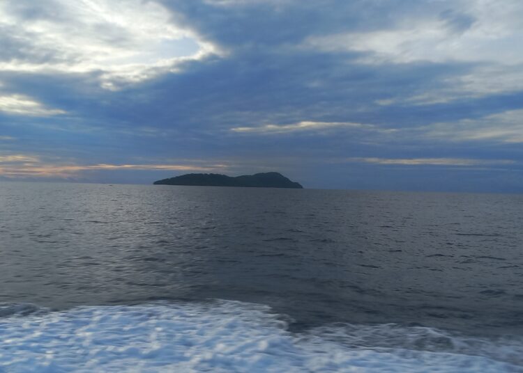 Molana, salah satu Pulau Wisata di Kepulauan Lease, Kabupaten Maluku Tengah, yang dipotret dari salah satu Kapal Cepat rute Saparua-Ambon, Selasa (18/1/2022). Kawasan ini juga sering dilanda gelombang tinggi, dan merupakan bagian dari laut Banda. (Foto: Husen Toisuta)