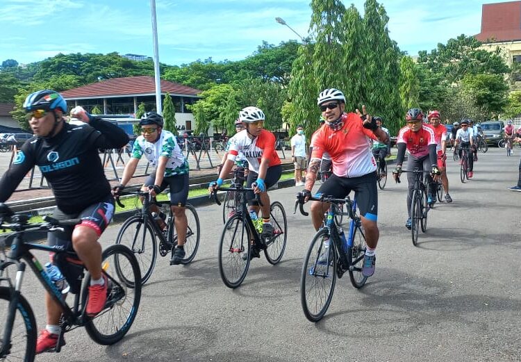Sejumlah peserta Basodara Funbike 2022 tampak memasuki garis finish di Lapangan Polda Maluku, Letkol Pol CHR Tahapary, Tantui, Kota Ambon, Sabtu (8/1/2022). (Foto: Husen Toisuta)