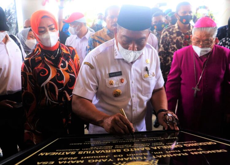 Gubernur Maluku Murad Ismail tampak menandatangani prasasti gedung gereja Santo Servatius Sathean di Ohoi Sathean, Kabupaten Maluku Tenggara, Senin (3/1/2022). (Foto: Humas Pemprov Maluku)
