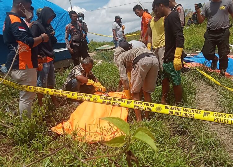 Polisi dan warga tampak mengevakuasi korban Aladin alias Naruto yang ditemukan tewas di area tambang emas Gunung Botak, Kabupaten Buru, Minggu (30/1/2022). (Foto: Istimewa)