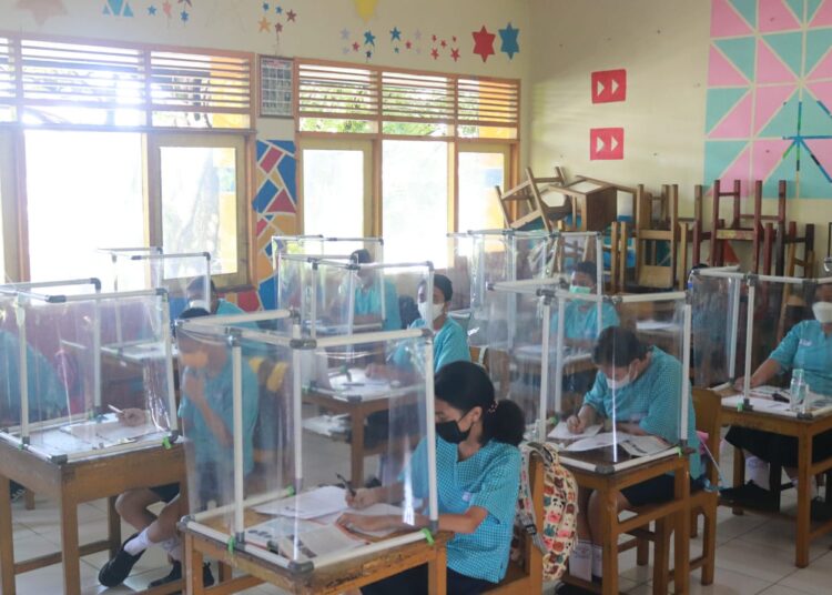 Sejumlah siswa SMP Negeri 6 Ambon tampak melaksanakan Pembelajaran Tatap Muka Terbatas di dalam ruangan kelas, Kamis (6/1/2022). (Foto: Humas Pemkot Ambon)