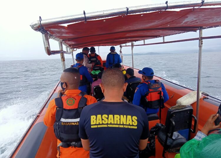 Tim SAR Gabungan hendak menuju lokasi terbaliknya longboat di perairan desa Pela, Kecamatan Batabual, Kabupaten Buru, Selasa (4/1/2022). (Foto: Basarnas Ambon)