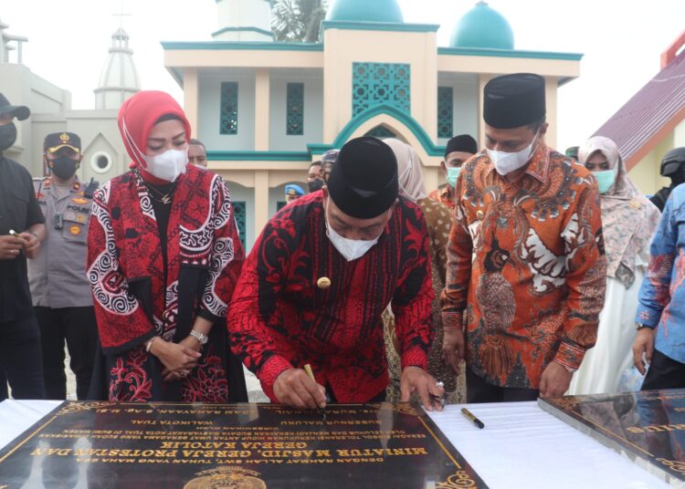 Gubernur Maluku Murad Ismail tampak sedang menandatangani salah satu prasasti miniatur toleransi umat beragama di Kota Tual, Minggu (2/1/2022). (Foto: Humas Pemprov Maluku)