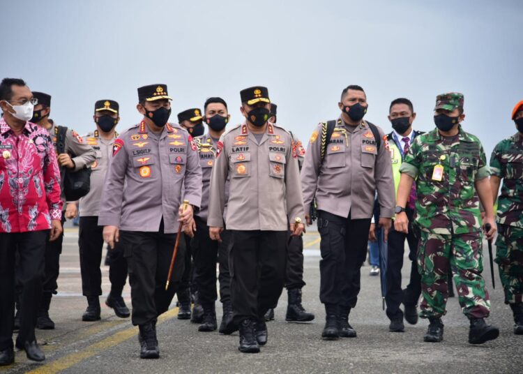 Kapolri Jenderal Polisi Listyo Sigit Prabowo (dua dari kiri) tiba di Bandara Pattimura, Kota Ambon, Kamis sore (13/1/2022). (Foto: Humas Polda Maluku)