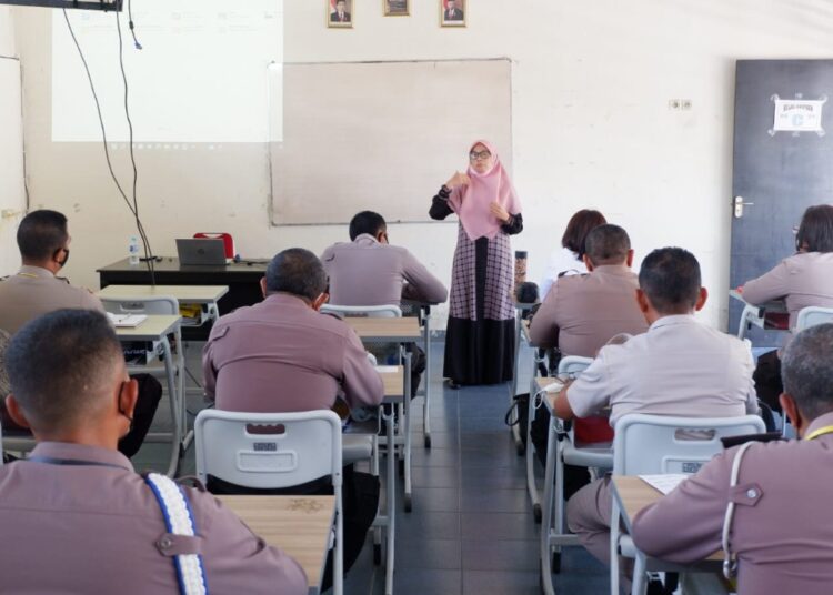 Tenaga pendidik di SPN Polda Maluku tampak mengikuti salah satu materi pelatihan Pendidikan Pengembangan Spesialisasi di SPN Polda Maluku, Kota Ambon. (Foto: Humas Polda Maluku)