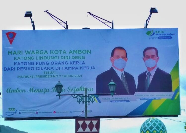 Nama Wakil Wali Kota Ambon, Syarif Hadler ditulis salah oleh BPJS Ketenagakerjaan pada baliho di Jalan Sultan Babulah, Kota Ambon, Jumat (21/1/2022). (Foto: Istimewa)