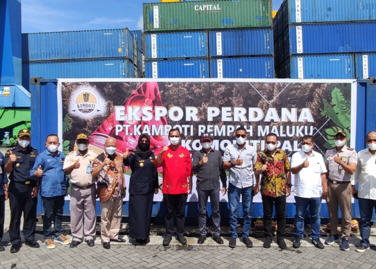 Proses pelepasan ekspor pala ke Belanda dari Pelabuhan Yos Sudarso, Kota Ambon, Sabtu (29/1/2022). (Foto: Istimewa)