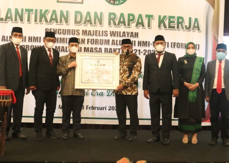 Gubernur Maluku Murad Ismail (kanan) tampak menerima piagam penghargaan sebagai anggota Kehormatan KAHMI dari Koordinator Presidium Nasional KAHMI, yang juga selaku Wakil Gubernur DKI Jakarta, Ahmad Riza Patria (kiri) di Ambon, Minggu (13/2/2022). (Foto: Istimewa)