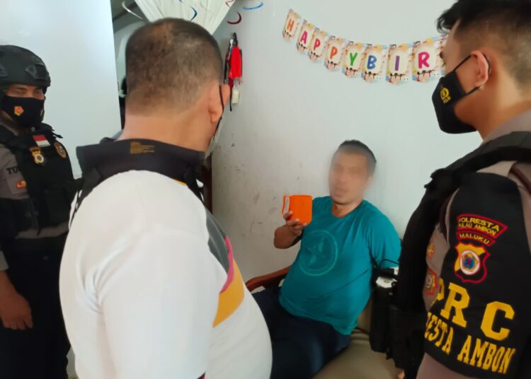 Michael Dion Rahakbauw (36), pelaku penganiayaan yang menyebabkan matinya orang (kaos hijau) saat diamankan PRC Polresta Pulau Ambon dan Pulau-pulau Lease, Selasa (1/2/2022). (Foto: Humas Polresta Ambon)
