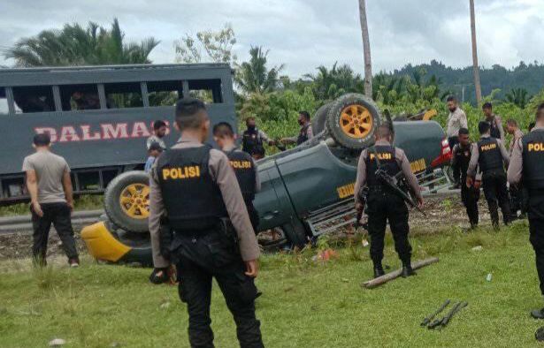 Tampak satu unit mobil dinas Polri yang mengangkut anggota Sabhara Polda Maluku terbalik di kawasan Desa Laala, Kecamatan Huamual, Kabupaten Seram Bagian Barat, Minggu (6/2/2022). (Foto: Istimewa)