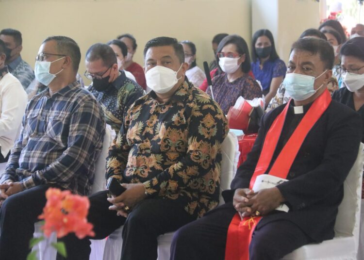 Sekretaris Kota Ambon Agus Ririmasse (tengah) saat menghadiri pembukaan Persidangan ke 40 Jemaat GPM Lateri, di Gereja Lahai Roi, Minggu (6/2/2022). (Foto: Humas Pemkot Ambon)