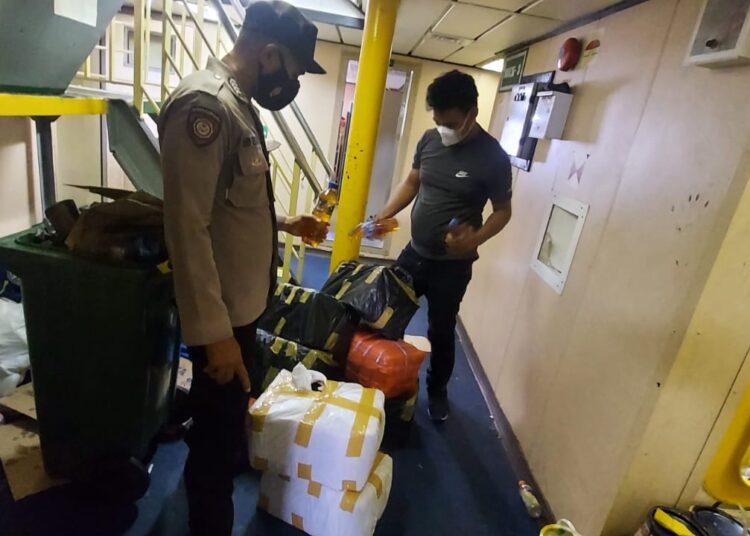 Aparat Polsek KPYS tampak menemukan barang bawaan penumpang di deck tempat tidur KM Sabuk Nusantara 87 saat bersandar di pelabuhan Dr Siwabessy, Kota Ambon, Selasa (8/2/2022). (Foto: Humas Polresta Ambon)