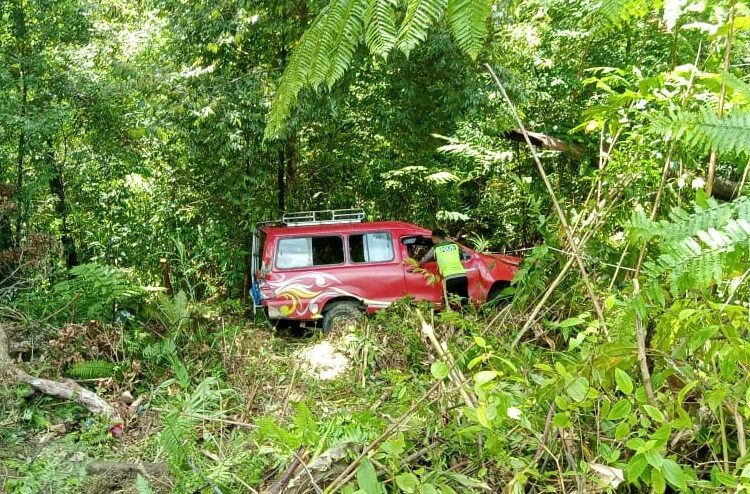 Mobil penumpang tampak terbalik di dalam jurang, kawasan Desa Oki, Kecamatan Namrole, Kabupaten Buru Selatan, Selasa (8/2/2022). (Foto: Humas Polres Buru)
