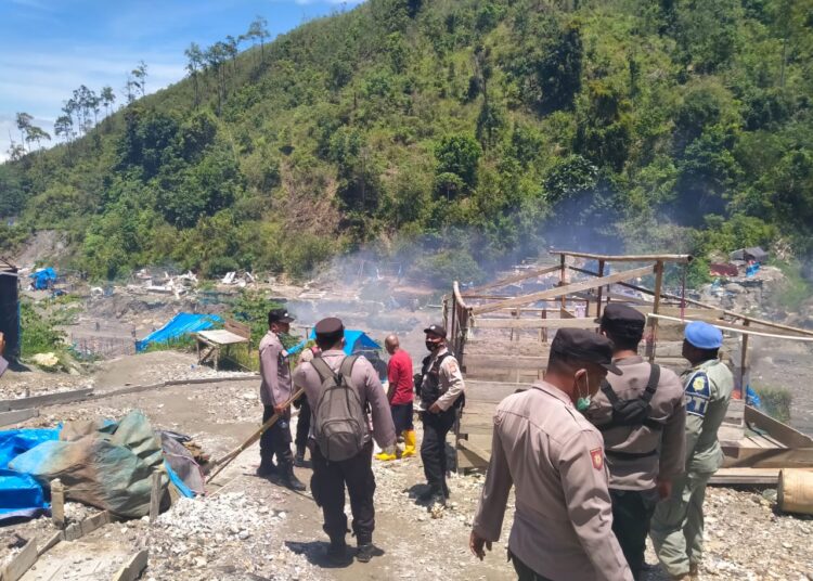Polres Pulau Buru dan Satpol PP melakukan penertiban di tambang emas ilegal Gunung Botak, Kabupaten Buru, Rabu (9/2/2022). (Foto: Humas Polres Buru)