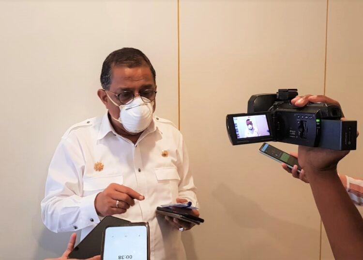 Wali kota Ambon Richard Louhenapessy, saat memberikan keterangan pers di Balai Kota Ambon, Selasa (15/2/2022). (Foto: Husen Toisuta)