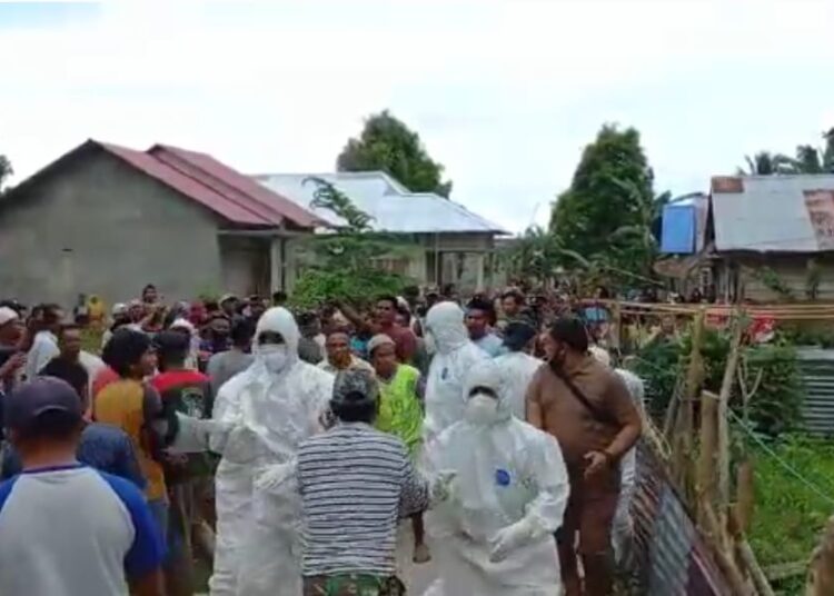 Petugas kesehatan tampak dihadang massa yang menolak pemakaman secara protokol covid-19, di Dusun Ani, Desa Loki, Kecamatan Huamual, Kabupaten Seram Bagian Barat, Senin (14/2/2022). (Foto: Tangkapan Layar)