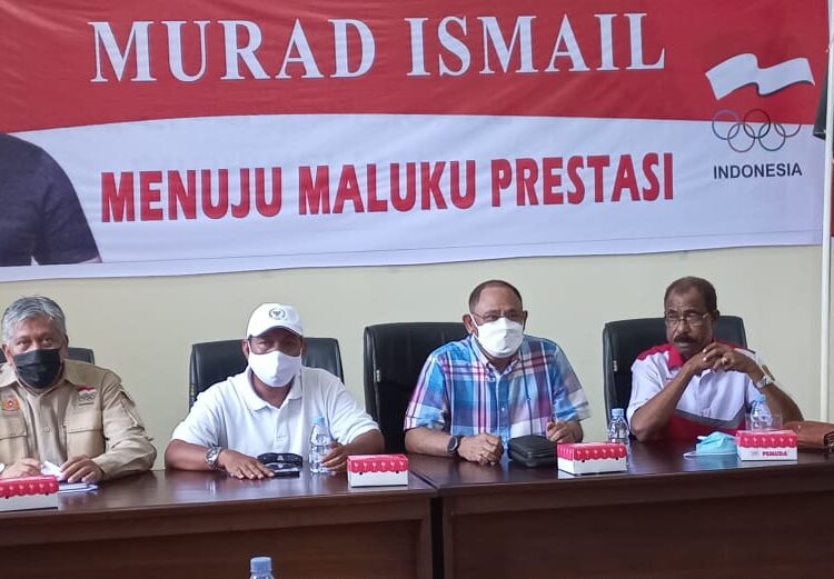 Ketua Umum KONI Maluku, Toni Pariela (dua dari kanan) saat memberikan keterangan pers di Kantor KONI Maluku, Kota Ambon, Rabu (16/2/2022). (Foto: Husen Toisuta)