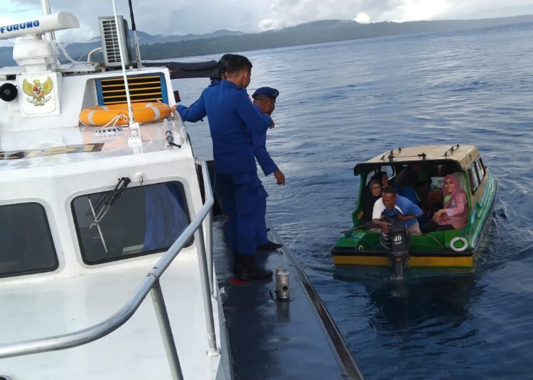 Ditpolairud Polda Maluku tampak melakukan razia kepada speedboat-speedboat yang melintas perairan Pulau Haruku, Rabu (16/2/2022). (Foto: Humas Polda Maluku)