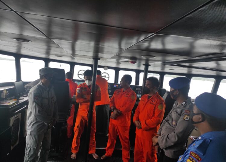 Tim SAR Gabungan tampak berada di dalam KN SAR 242 Bharata untuk melakukan pencarian terhadap korban speedboat tenggelam di perairan Tanjung Burang, Kecamatan Kei Besar, Kabupaten Maluku Tenggara, Senin (21/2/2022). (Foto: SAR Ambon)