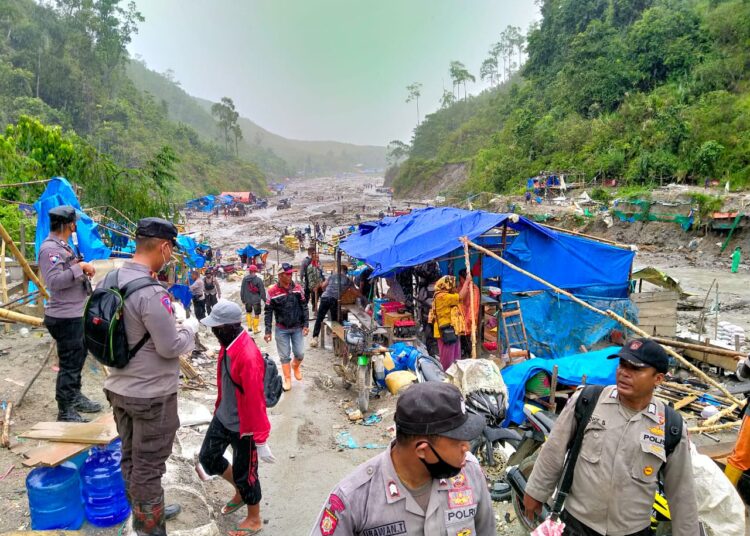 Aparat Polres Pulau Buru tampak melakukan penertiban terhadap penambang emas ilegal di Gunung Botak, tepatnya di kawasan Kali Anahoni, Kabupaten Buru, Senin (21/2/2022). (Foto: Istimewa)