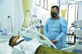 Kapolda Maluku Irjen Pol Lotharia Latif saat membesuk Briptu Mohamad Faisal Helut di Rumah Sakit Bhayangkara, Kota Ambon, Jumat (26/1/2022). (Foto: Humas Polda Maluku)