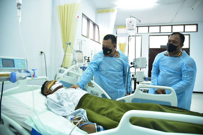 Kapolda Maluku Irjen Pol Lotharia Latif saat membesuk Briptu Mohamad Faisal Helut di Rumah Sakit Bhayangkara, Kota Ambon, Jumat (26/1/2022). (Foto: Humas Polda Maluku)