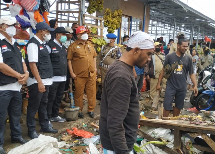 Sekot Ambon Agus Ririmasse tampak meninjau keberadaan sampah di kawasan Pasar Mardika, Kota Ambon, Selasa (22/2/2022). (Foto: Istimewa)
